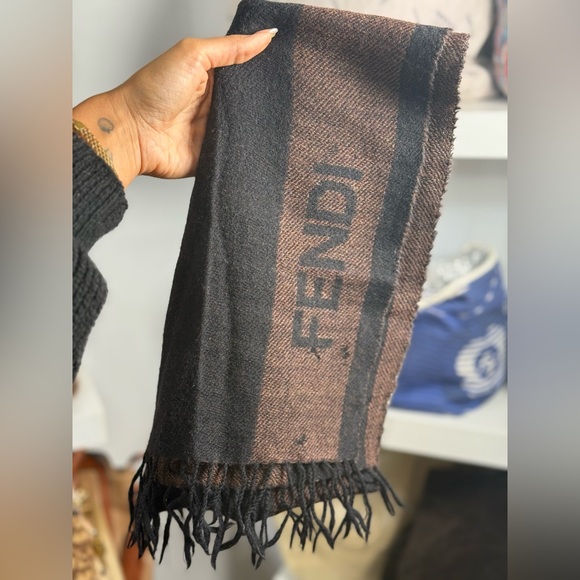 Fendi Scarf lil fray - Picture 1 of 1
